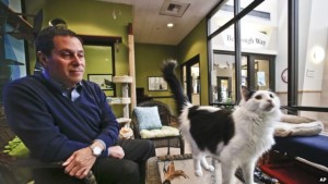 Dr. Gary Weitzman sedang mengamati perilaku Pepper, kucing hitam putiih yang tinggal di tempat penampungan Humane Society,