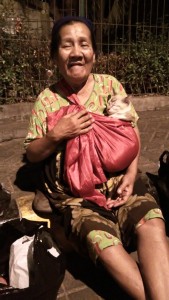 ibu menggendong kucing 1