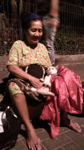 ibu menggendong kucing 2