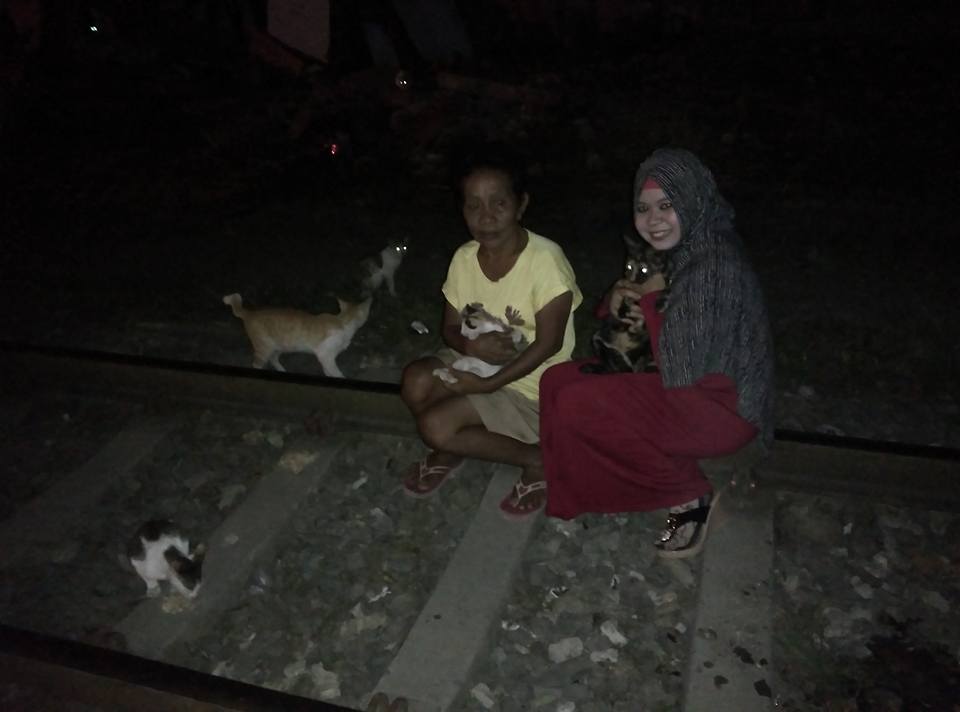 Relawan dari Pecinta Kucing Medan mengunjungiibu Mariana. Gambar: fb@Pecinta Kucing Medan.
