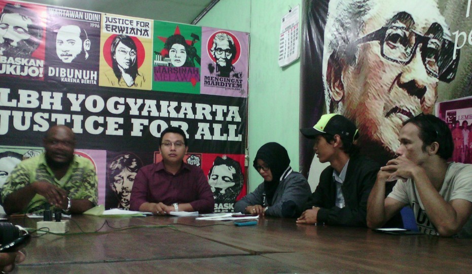 Uncle Fathur saat jumpa pers di LBH Yogyakarta. Source: kabarkota.com